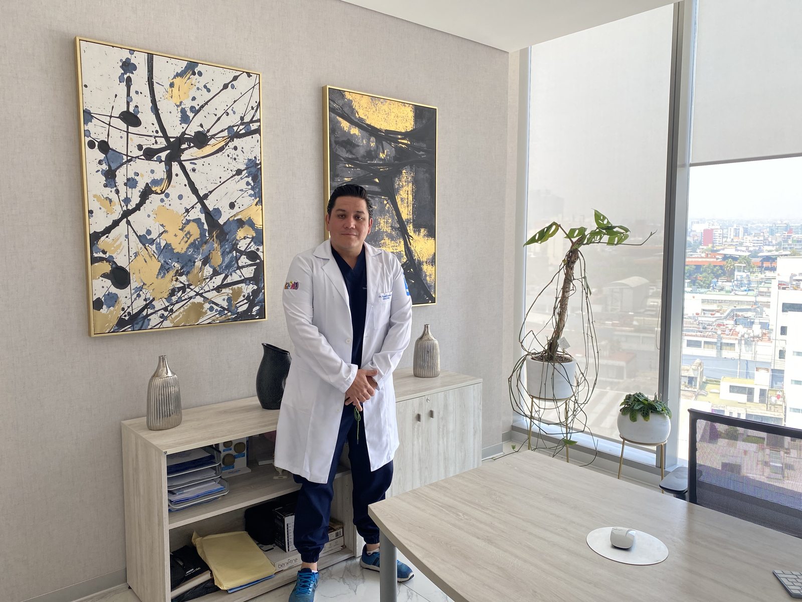 El Dr. Rafael Jordan, urólogo y cirujano pediatra, en su consultorio