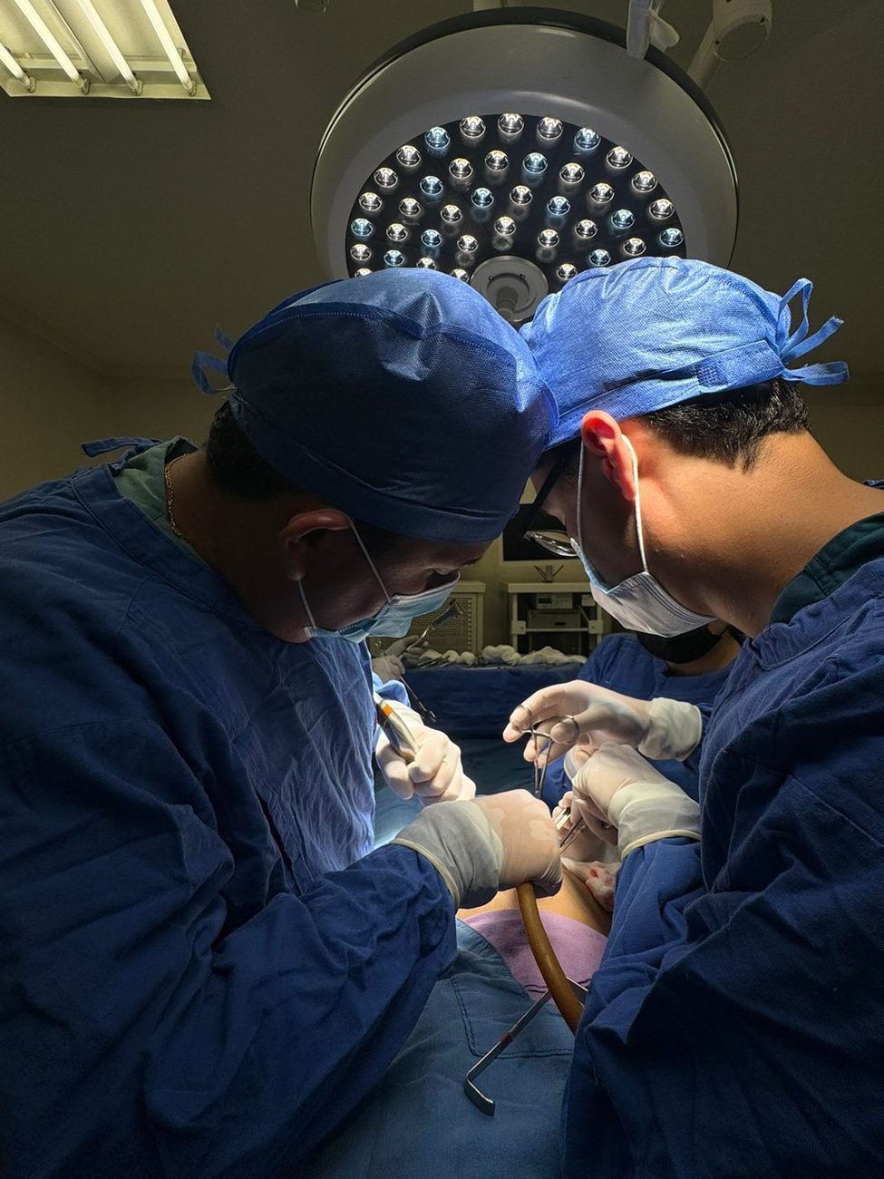 El Dr. Rafael Jordan durante su formación en urología pediátrica junto al Prof. Dr. Antonio Macedo Jr.