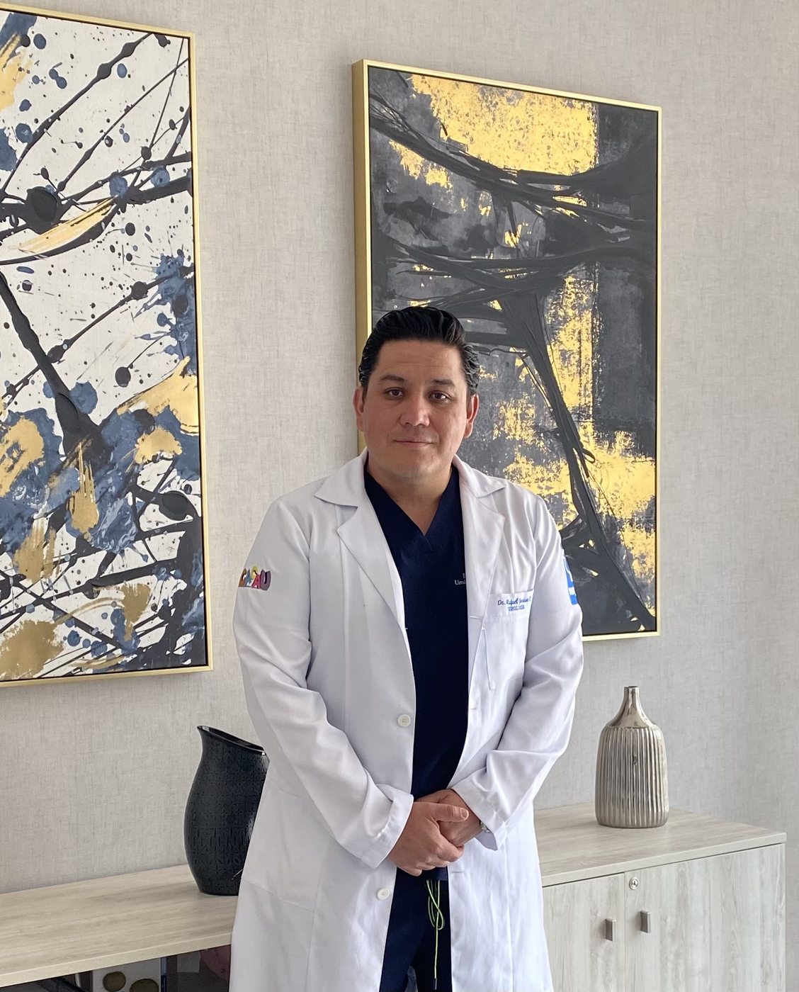 El Dr. Rafael Jordan, urólogo y cirujano pediatra, en su consultorio en Nápoles, CDMX