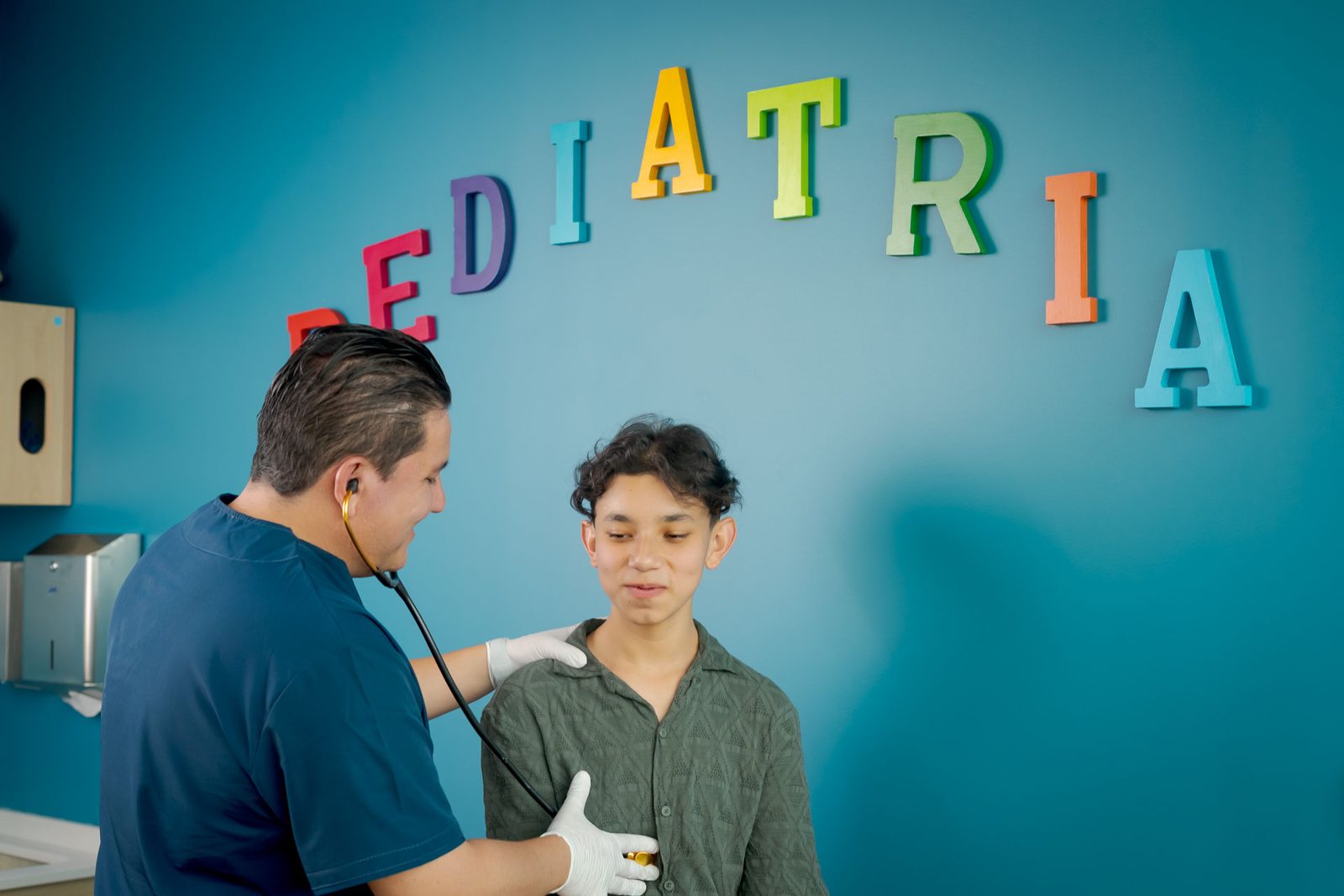 El Dr. Jordan durante una exploración pediátrica